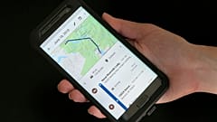 Телефон с проложенным маршрутом через Google-карты
