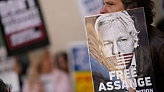 Poster bei einer Demo für Assange (April 2022)