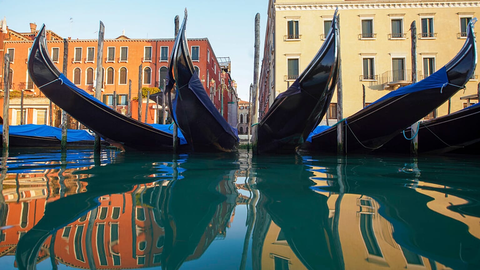 Des gondoles à Venise, Italie, le 6 avril 2020