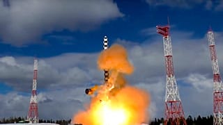 Il missile balistico intercontinentale Sarmat esplode durante un lancio di prova venerdì dalla piattaforma di lancio di Plesetsk, nella Russia nord-occidentale, 30 marzo 2018