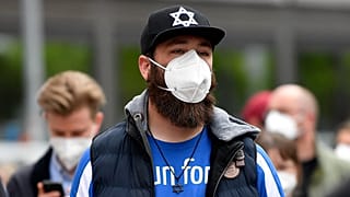 Almanya'nın Gelsenkirchen kentindeki sinagogda yüzlerce kişi nöbet tutuyor, 14 Mayıs 2021 Cuma