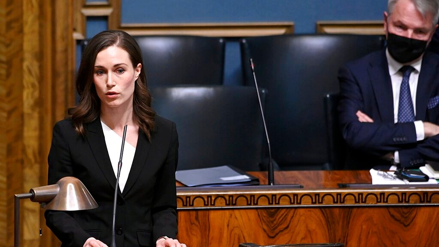 La Première ministre finlandaise Sanna Marin parle au parlement finlandais, à Helsinki, le 20 avril 2022