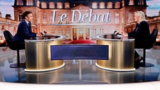 Fransa'da 24 Nisan'da gerçekleşecek seçimde yarışacak Emmanuel Macron ve aşırı sağcı Marine Le Pen canlı yayında karşı karşıya geldi.