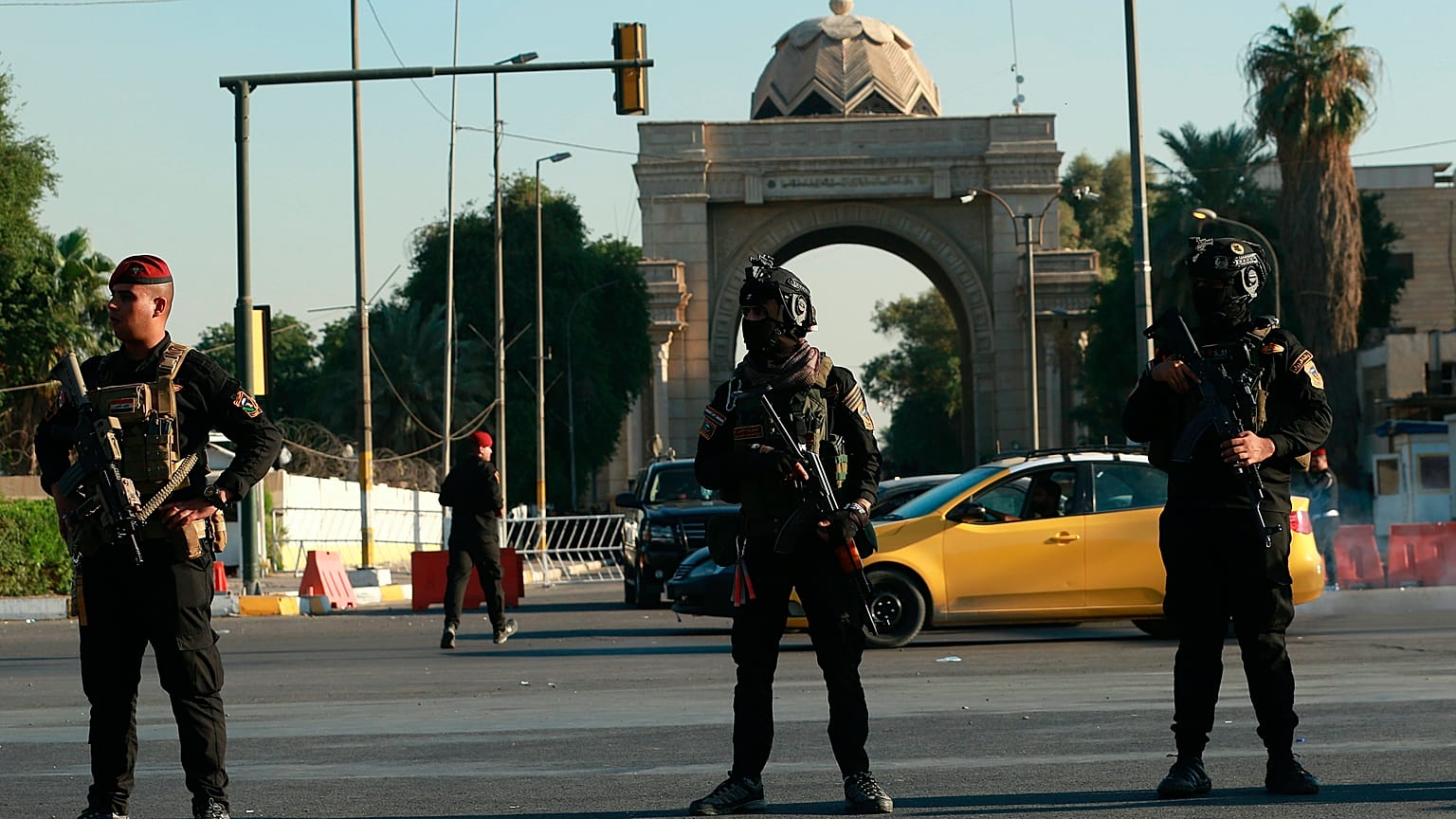 جنود عراقيون يقفون اما المنطقة الخضراء - أرشيف