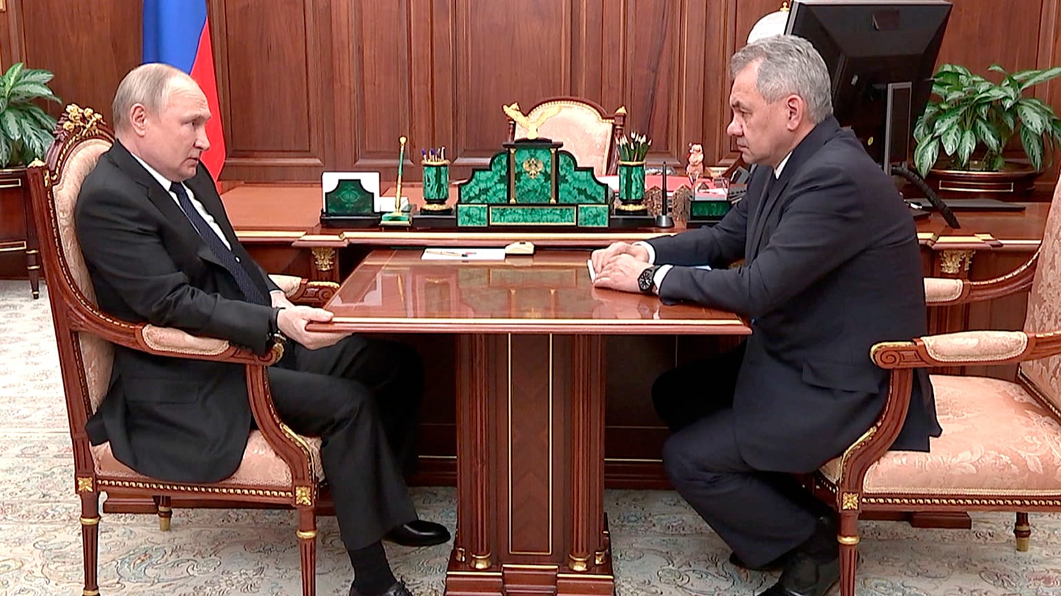 Rusya Devlet Başkanı Vladimir Putin (sol), Rusya Savunma Bakanı Sergey Şoygu’dan Mairupol'a ilişkin bilgi aldı