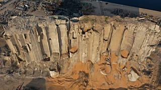 أنقاض حول الصومعة التي دمرها انفجار هائل ضرب ميناء بيروت البحري في لبنان> 2020l08l29