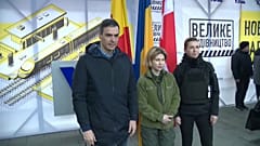El presidente del Gobierno de España, Pedro Sánchez, una representante del Gobierno de Ucrania y la primera ministra de Dinamarca, Mette Frederiksen, en Kiev. 