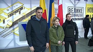 El presidente del Gobierno de España, Pedro Sánchez, una representante del Gobierno de Ucrania y la primera ministra de Dinamarca, Mette Frederiksen, en Kiev. 