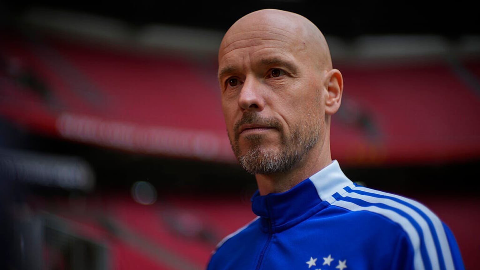 Novità a Manchester. Nella foto: Erik ten Hag in una delle sue ultime uscite con l'Ajax.