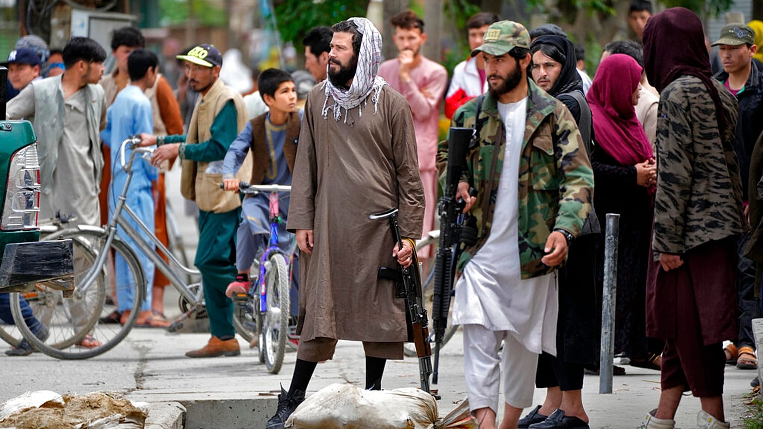 Taliban-Kämpfer stehen Wache am Ort einer Explosion in Kabul, 19. April 2022