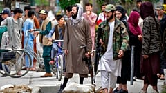 Taliban-Kämpfer stehen Wache am Ort einer Explosion in Kabul, 19. April 2022