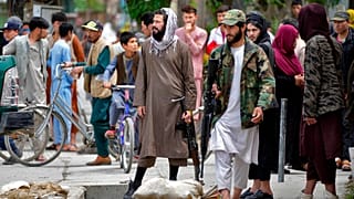 Taliban-Kämpfer stehen Wache am Ort einer Explosion in Kabul, 19. April 2022