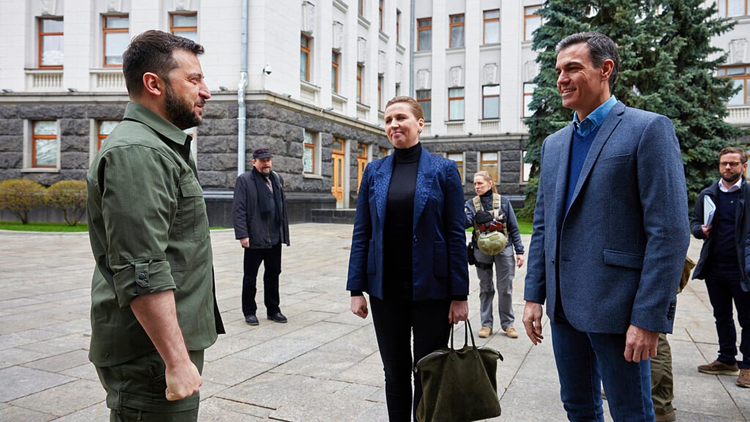 Le Premier ministre espagnol Pedro Sanchez et la Première ministre danoise Mette Frederiksen à Kyiv avec le président ukrainien Volodymyr Zelensky jeudi 21 avril 2022. 