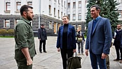 Le Premier ministre espagnol Pedro Sanchez et la Première ministre danoise Mette Frederiksen à Kyiv avec le président ukrainien Volodymyr Zelensky jeudi 21 avril 2022. 