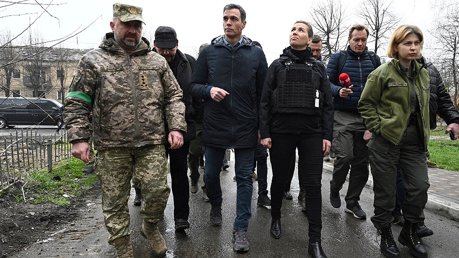 Rundgang in Borodjanka: Die dänische Staatsministerin Frederiksen und der spanische Ministerpräsident Sanchez machen sich ein Bild von den Kriegsfolgen