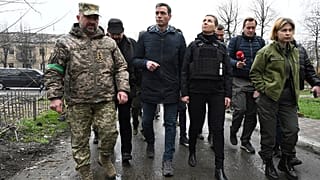 Rundgang in Borodjanka: Die dänische Staatsministerin Frederiksen und der spanische Ministerpräsident Sanchez machen sich ein Bild von den Kriegsfolgen