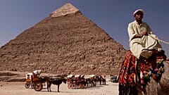 Vor der Chephren-Pyramide in der Nähe von Kairo.