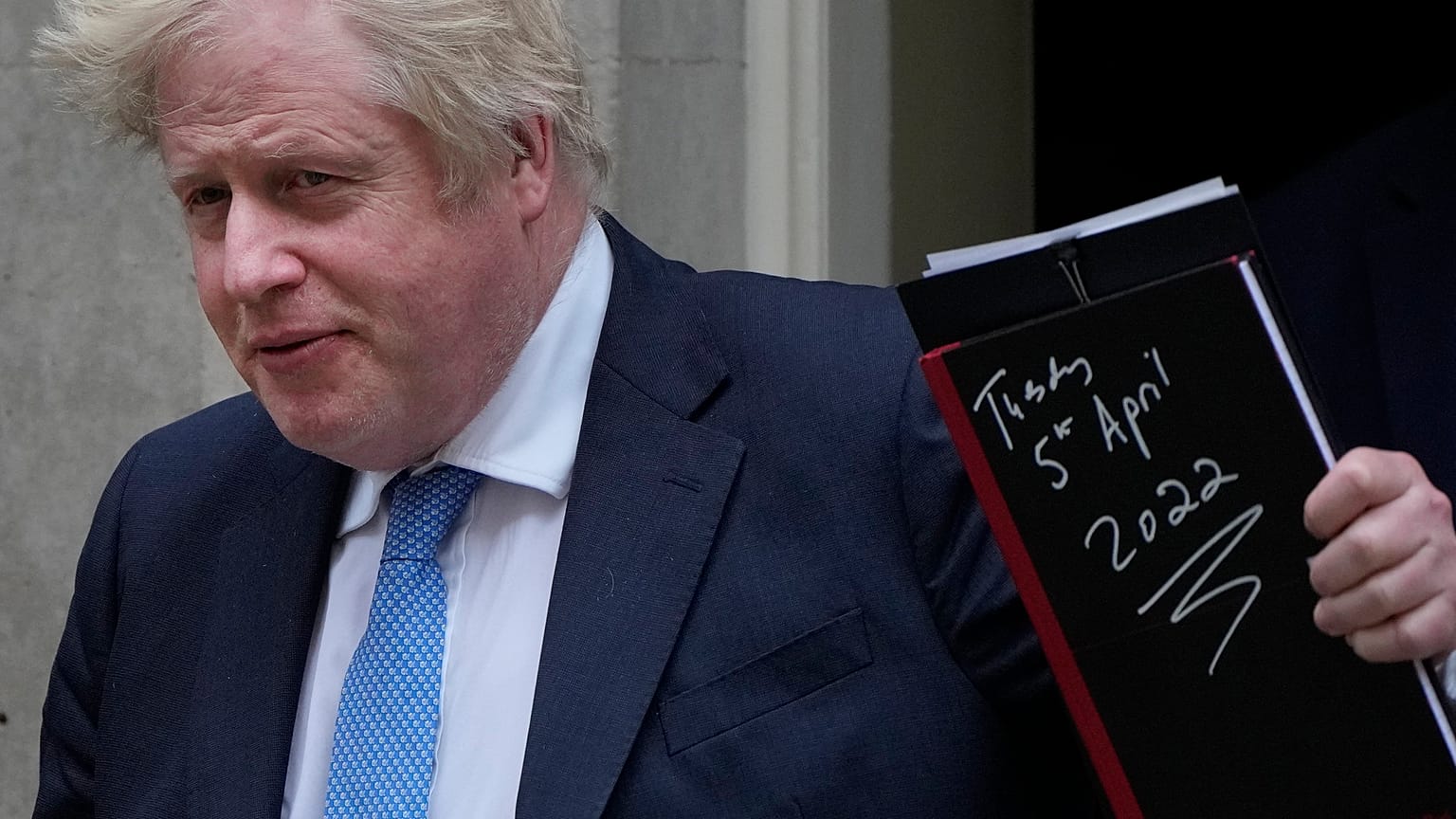A brit miniszterelnök távozik a kormányfői rezidenciáról 2022. április 19-én