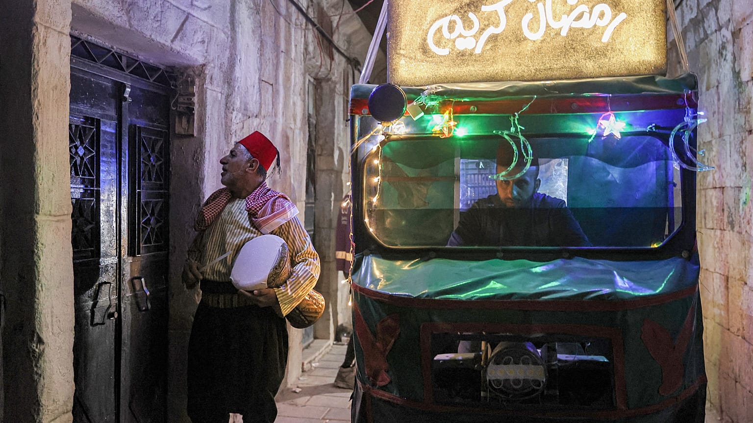 أبو عبدو المسحراتي يتجول في شوارع إدلب
