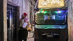 أبو عبدو المسحراتي يتجول في شوارع إدلب
