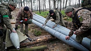 Des soldats ukrainiens examinant des missiles russes abandonnés près de Berezivka, en Ukraine, jeudi 21 avril 2022.