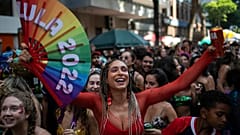 Teilnehmende an den Straßenfeiern in Rio, die eigentlich nicht zugelassen sind