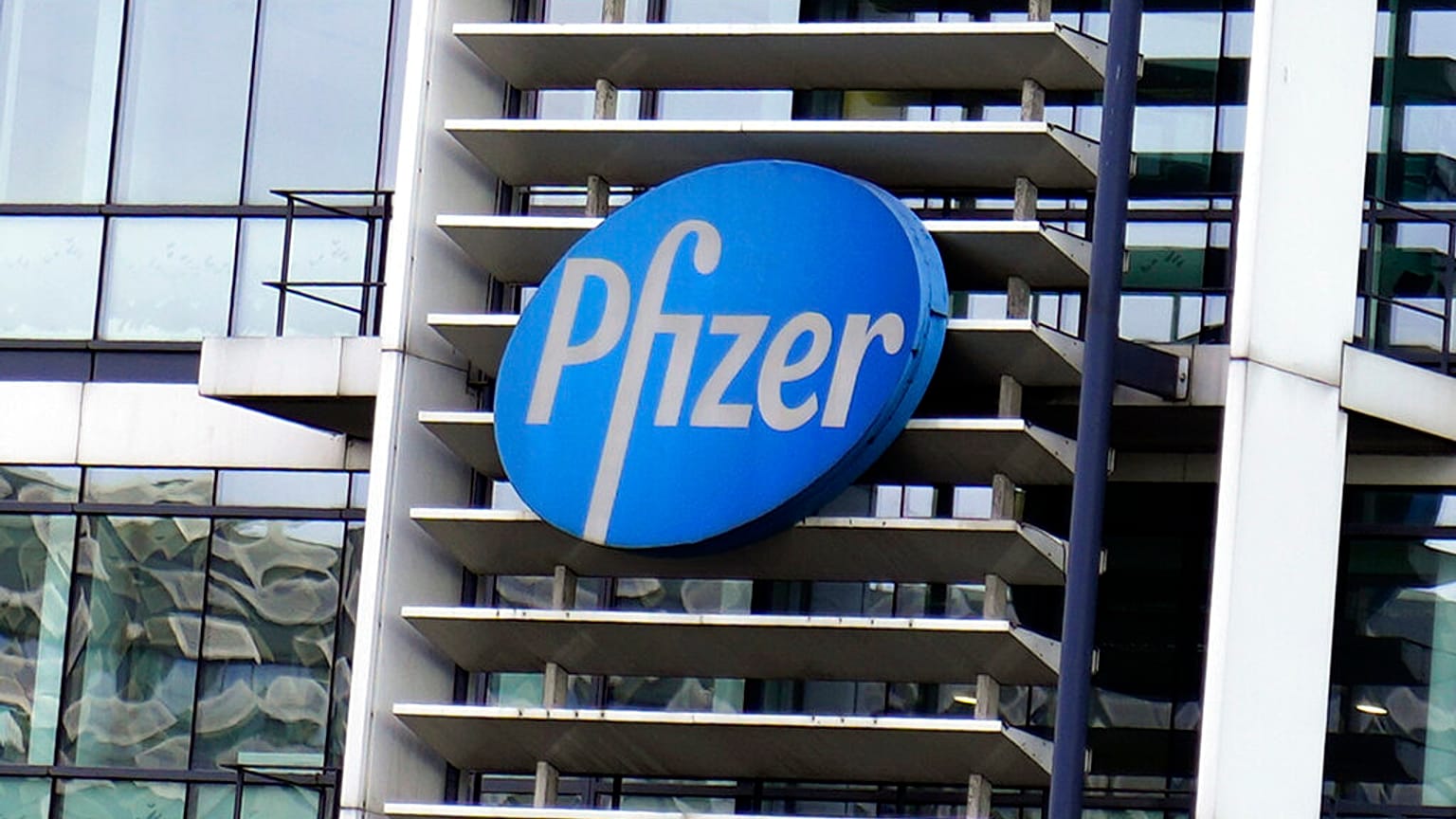 Логотип Pfizer на фасаде французской строительной компании в Париже, Франция, четверг, 31 марта 2022 года.