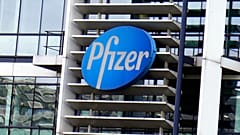 Pfizer-Logo am Gebäude des Unternehmens in Paris, 21.03.2022