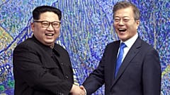 Kuzey Kore Devlet Başkanı Kim Jong Un (sol), Güney Kore Devlet Başkanı Moon Jae In, 2018'de bir araya gelmişti