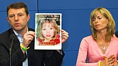 Родители Мадлен Маккан с фотографией пропавшей дочери на пресс-конференции 6 июня 2007 г.