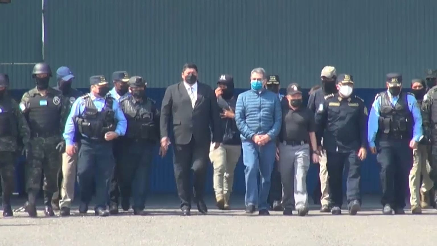 El expresidente de Honduras minutos antes de subir al avión en dirección a EE UU.