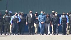 El expresidente de Honduras minutos antes de subir al avión en dirección a EE UU.
