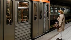 Γυναίκα με μάσκα στην αποβάθρα του μετρό στην Αθήνα - φώτο αρχείου