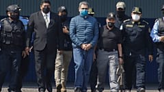 رئيس هندوراس السابق خوان أورلاندو هيرنانديز مقيد بالأصفاد في قاعدة جوية في تيغوسيغالبا 21/04/2022