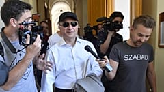 Gruevszki távozik kiadatási tárgyalásáról a Fővárosi Törvényszéken 2019-ben