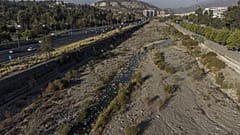Vista aérea del río Mapocho, prácticamente seco, en Santiago, Chile. 