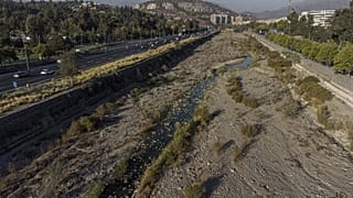 Vista aérea del río Mapocho, prácticamente seco, en Santiago, Chile.