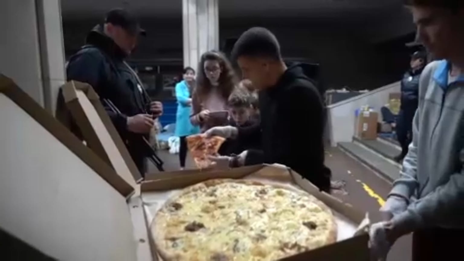 Pizza osztás a harkivi metróban