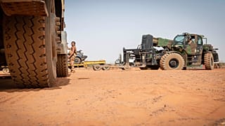 جندي فرنسي في قاعدة غوسي  قبل تسليمها إلى الجيش المالي في إطار سحب قوة برخان الفرنسية من مالي، في 9 أبريل 2022 