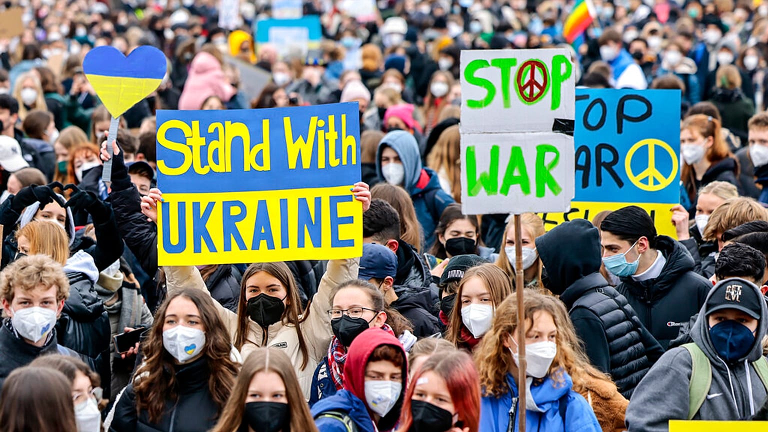 Deutschland steht klar an der Seite der Ukraine, sei es die Bevölkerung oder die Politik. Ist Berlin streng genommen trotzdem "neutral" in dem Krieg? FFF-Demo in Berlin 3.3.22