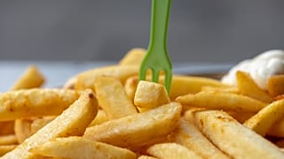 Governments should limit the number of takeaway food outlets in lower-income neighbourhoods, the report said. 