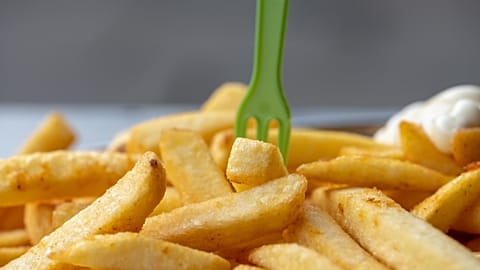 Governments should limit the number of takeaway food outlets in lower-income neighbourhoods, the report said. 