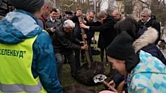 Eine Gruppe EU-Abgeordneter in Butscha