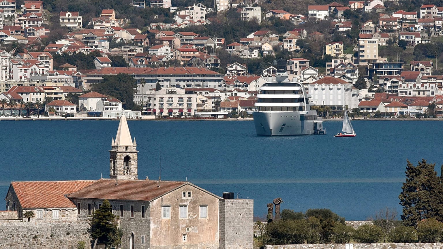 Roman Abramovics szuperjachtja, a Solaris Montenegro partjainál - sorozatban foglalják le az orosz oligarchák vagyontárgyait