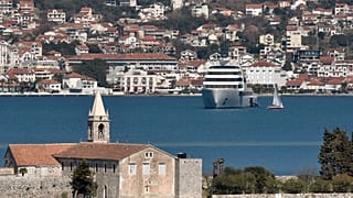Roman Abramovics szuperjachtja, a Solaris Montenegro partjainál - sorozatban foglalják le az orosz oligarchák vagyontárgyait