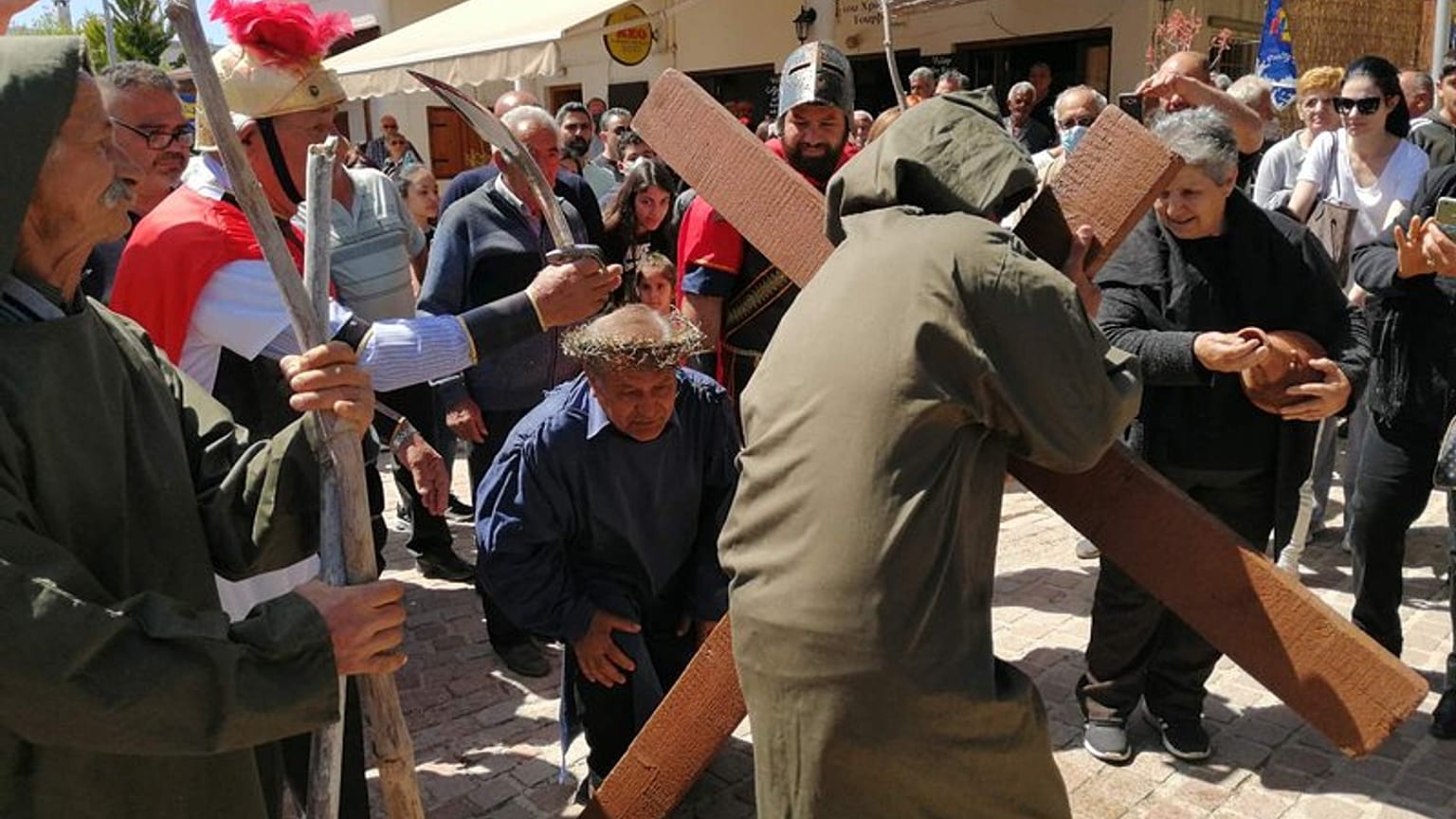 Ο κοινοτάρχης Κάθηκα - Πάφου κατά την αναπαράσταση της τελετής του Μαρτυρίου