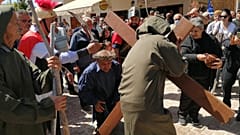 Ο κοινοτάρχης Κάθηκα - Πάφου κατά την αναπαράσταση της τελετής του Μαρτυρίου