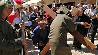 Ο κοινοτάρχης Κάθηκα - Πάφου κατά την αναπαράσταση της τελετής του Μαρτυρίου