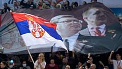 Szerb zászlót lobogtatnak Alekszandar Vucic szerb elnök hívei egy belgrádi kampánygyűlésen március 31-én 
