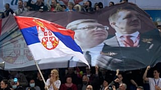 Szerb zászlót lobogtatnak Alekszandar Vucic szerb elnök hívei egy belgrádi kampánygyűlésen március 31-én